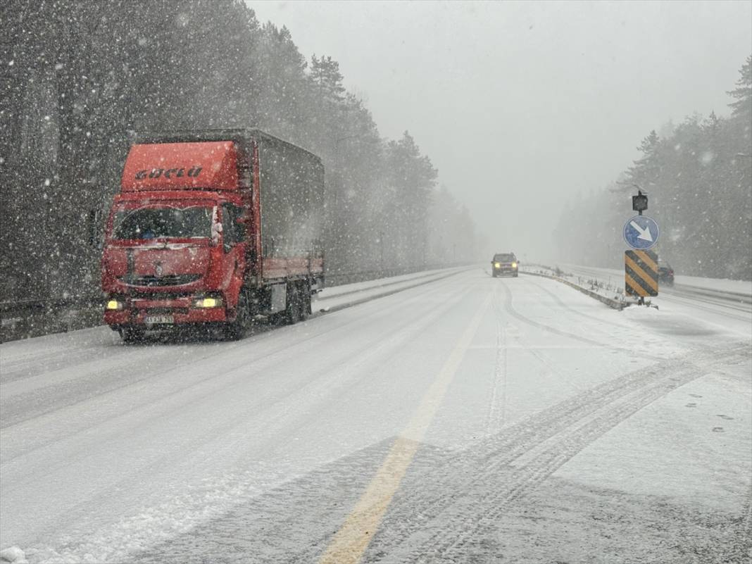 Beklenen kar yağışı başladı, trafik aksıyor 12